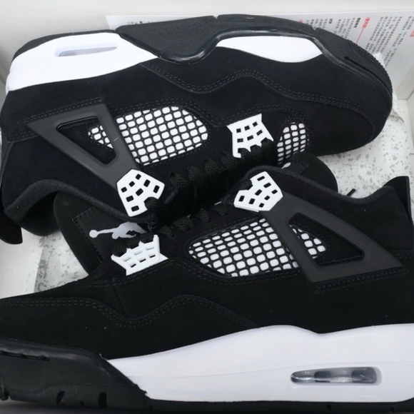 Jordan 4 “White Thunder” - Picture 2 of 8